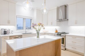 Fridge, microwave, oven, stovetop - Luxe Exclusive 4 Bedroom House (London)