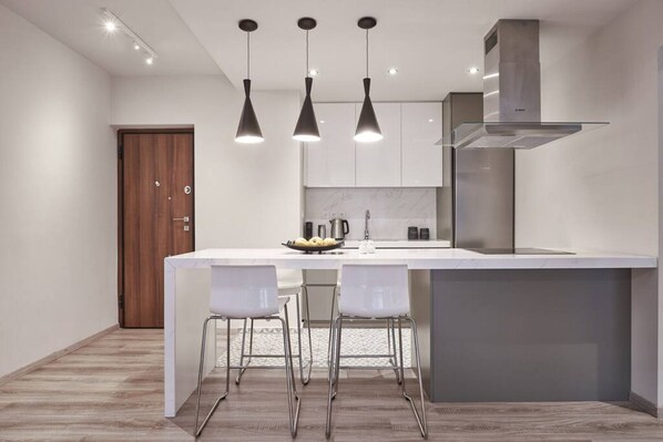 Køleskab, ovn, kogeplade, opvaskemaskine