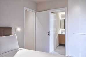 2 slaapkamers, een bureau, een strijkplank/strijkijzer, reisbedje