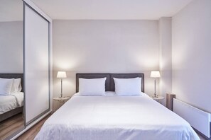 2 habitaciones, escritorio y tabla de planchar con plancha 