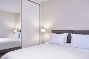 2 soveværelser, skrivebord, strygejern/strygebræt, weekendseng