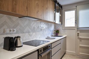 冷蔵庫、オーブン、コンロ、コーヒー / ティーメーカー