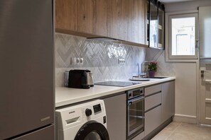 Køleskab, ovn, kogeplade, kaffe-/temaskine