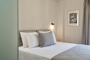 2 bedrooms, desk, iron/ironing board, travel crib