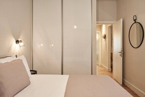 2 室のベッドルーム、デスク、アイロン / アイロン台、旅行用ベビーベッド