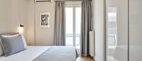 2 soverom, skrivebord, strykejern/-brett og reiseseng for barn