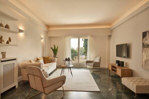 Smart TV, books, stereo, computer monitors - Chic n Bright 3Bd Apt with Hilton View (Athina)