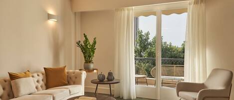 Smart-tv, boeken, een stereo en een computerscherm