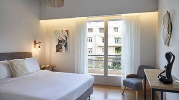 3 bedrooms, desk, iron/ironing board, travel cot