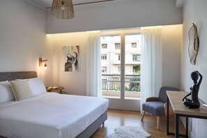 3 bedrooms, desk, iron/ironing board, travel crib - Chic n Bright 3Bd Apt with Hilton View (Athina)