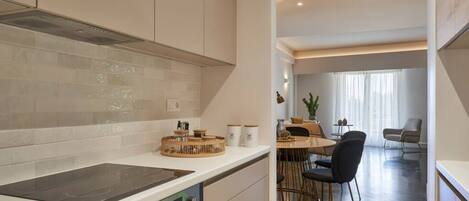 冷蔵庫、電子レンジ、オーブン、コンロ