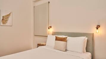 3 habitaciones, escritorio y tabla de planchar con plancha