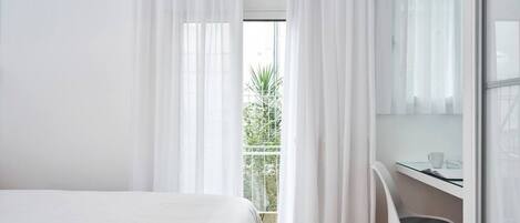 2 habitaciones, escritorio y tabla de planchar con plancha