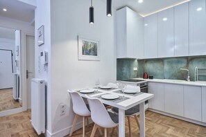 Frigorífico, microondas, horno y placa de cocina