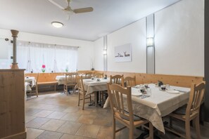 Tägliches Frühstücksbuffet gegen Gebühr