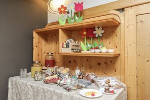 Daily buffet breakfast for a fee - Gasthof Salurn (Salorno)