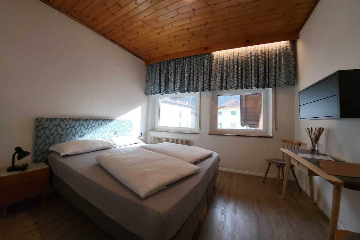 Double Bedroom in the Attic | Biancheria da letto ipoallergenica, copriletto in piuma