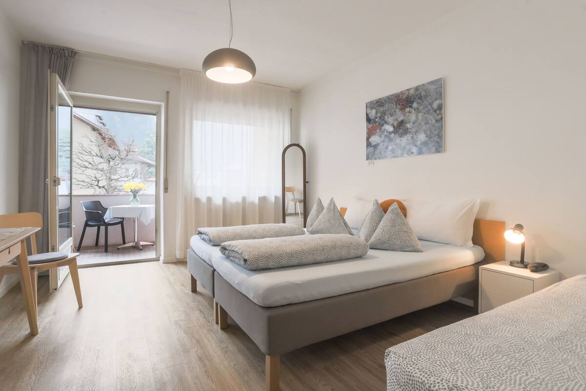 TRIPLE ROOM WITH A VIEW | Biancheria da letto ipoallergenica, copriletto in piuma