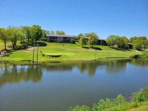Golf - True Walk-In! 2Bed/2Bath, Centrally Located W/ Relaxing Water & Golf Views. (Branson)