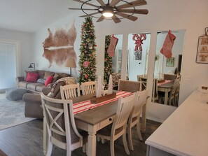 Interior - True Walk-In! 2Bed/2Bath, Centrally Located W/ Relaxing Water & Golf Views. (Branson)