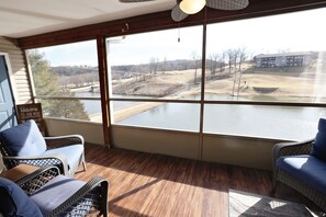 Interior - True Walk-In! 2Bed/2Bath, Centrally Located W/ Relaxing Water & Golf Views. (Branson)