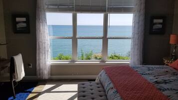 3 bedrooms, desk, WiFi, bed sheets