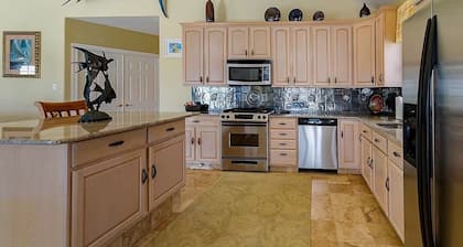 Luxurious Beach Block 4-Bdrm House for the whole family - prices reduced!!