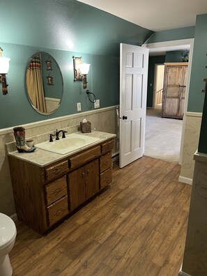 Duschwanne, Haartrockner, Handtücher, Seife