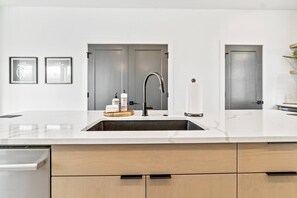 Interior - Walk to BSU*2600ft²*HotTub*King*Parking*1000Mbps (Boise)