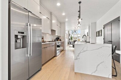 Walk to BSU*2600ft²*HotTub*King*Parking*1000Mbps