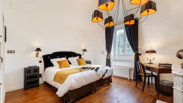 Habitación Deluxe doble (Louis Vuitton) | Ropa de cama de alta calidad, colchones con acolchado adicional, minibar