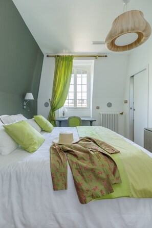 Deluxe Double Room (Van Gogh) | Premium bedding, pillowtop beds, minibar, in-room safe - L'Hôtel Particulier (Asnieres-sur-Seine)