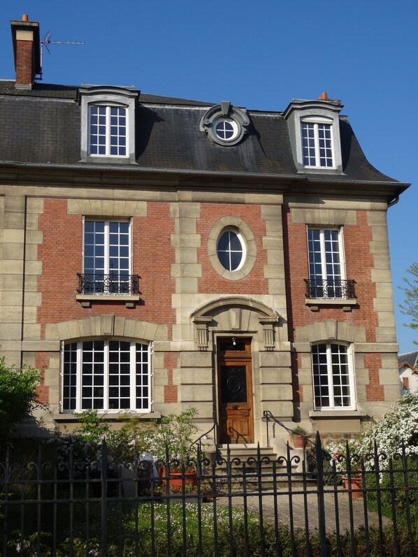Front of property - L'Hôtel Particulier (Asnieres-sur-Seine)