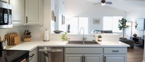 Køleskab, mikrobølgeovn, ovn, kogeplade