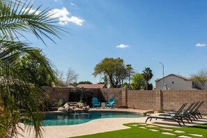 Alberca al aire libre y alberca climatizada