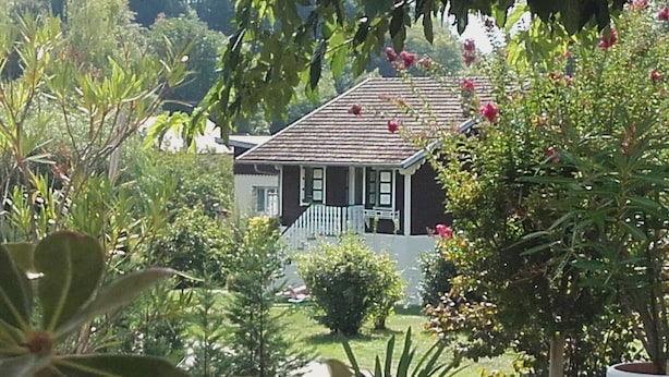 A house with a front porch, surrounded by greenery and potted plants. - Near thermal baths and beach, 2-room apartment for rent in 2* chalet (Grésy-sur-Aix)