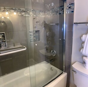 Combined shower/tub, towels