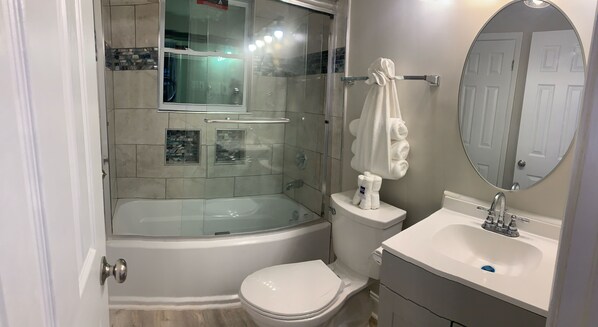 Combined shower/tub, towels