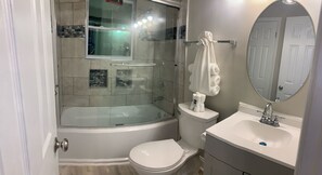 Ensemble douche/baignoire, serviettes fournies