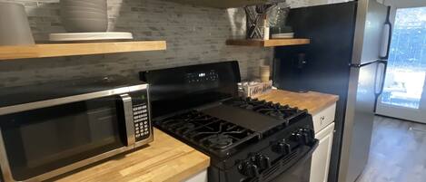 Micro-ondes, lave-vaisselle, cafetière/bouilloire