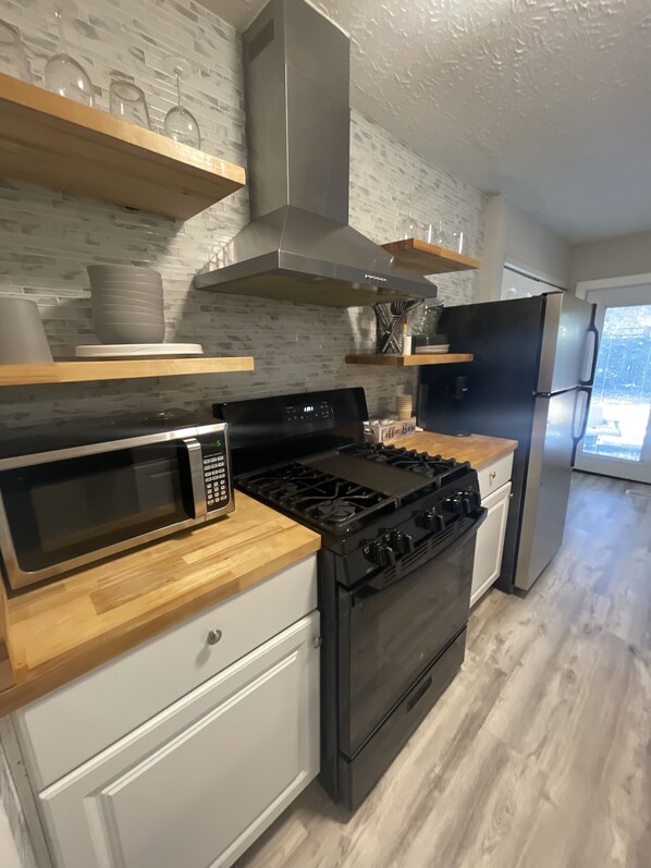 Mikrowelle, Geschirrspüler, Wasserkocher mit Kaffee-/Teezubehör