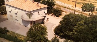 Appartement F3 de 60 mÂČ en rdc d'une villa dans la colline