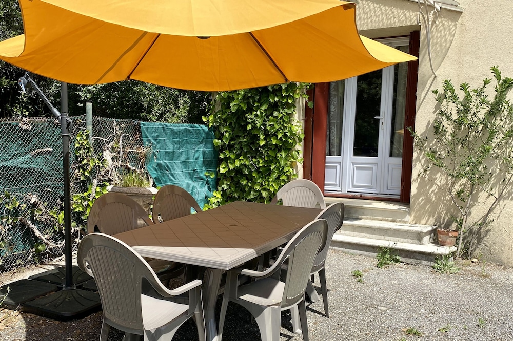 F3 apartment of 60 m² on the ground floor of a villa in the hill