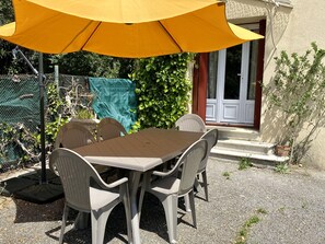 تناول الطعام بالخارج