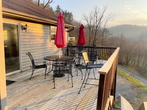 Outdoor dining - Windrock Retreat (Oliver Springs)