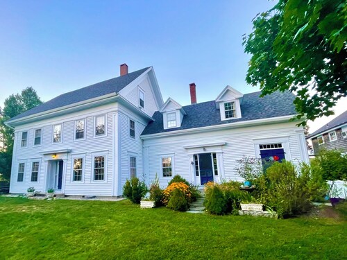 Classical Farmhouse Apartment, 
Private beach, pets allowed, comfy, historic