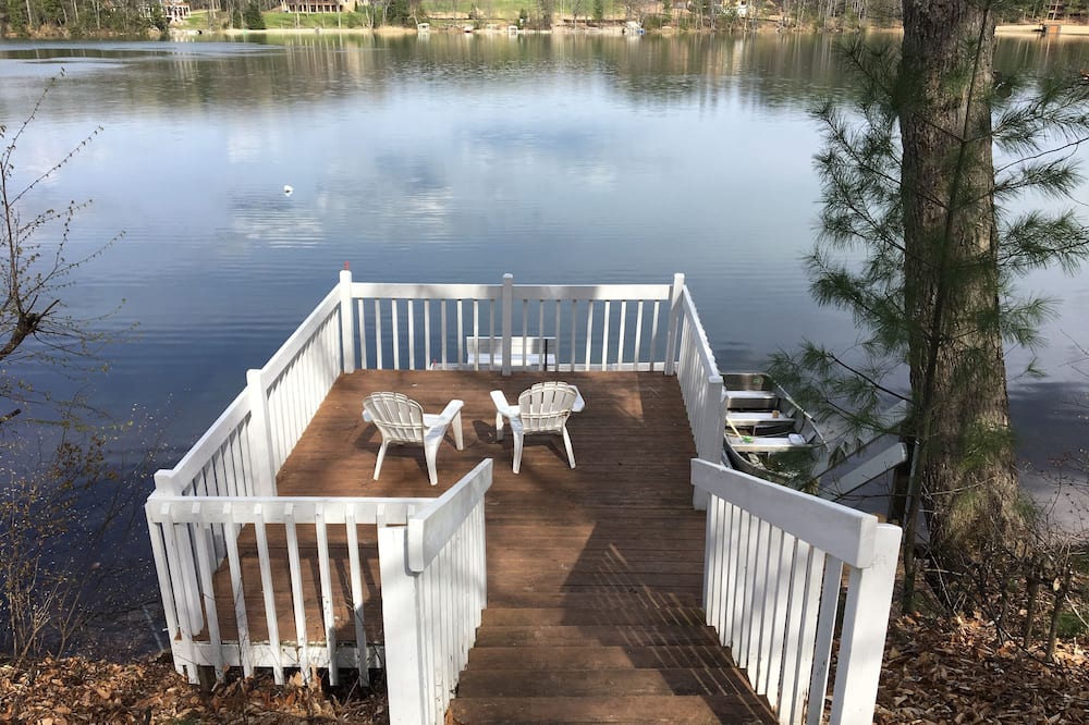 Dixon Lake Resort Nature Lodges on a Scenic Lake