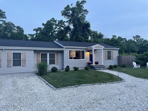 Exterior - Recently Renovated home near "Everything Narragansett!"  School yr. rental avail (Narragansett)