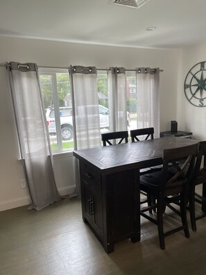 Dining - Recently Renovated home near "Everything Narragansett!"  School yr. rental avail (Narragansett)