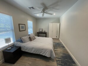 Room - Recently Renovated home near "Everything Narragansett!"  School yr. rental avail (Narragansett)